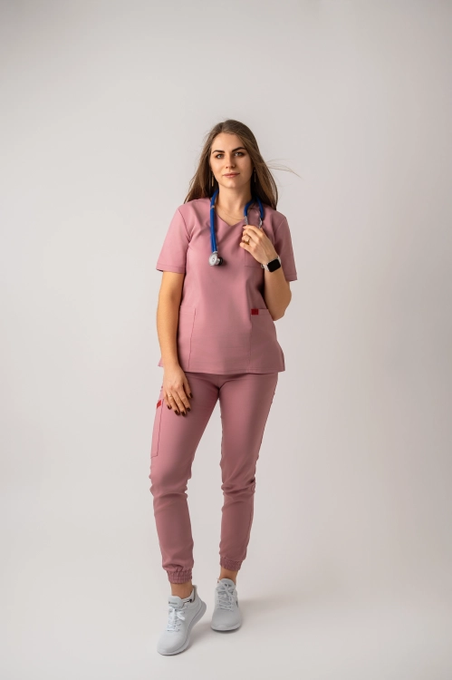 różowe spodnie medyczne