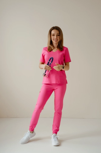różowe scrubs